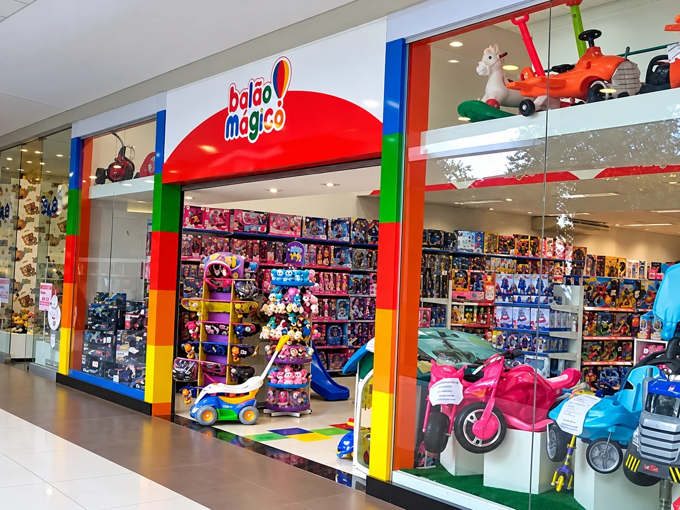 Fachada e interior de uma loja Balão Mágico Brinquedos